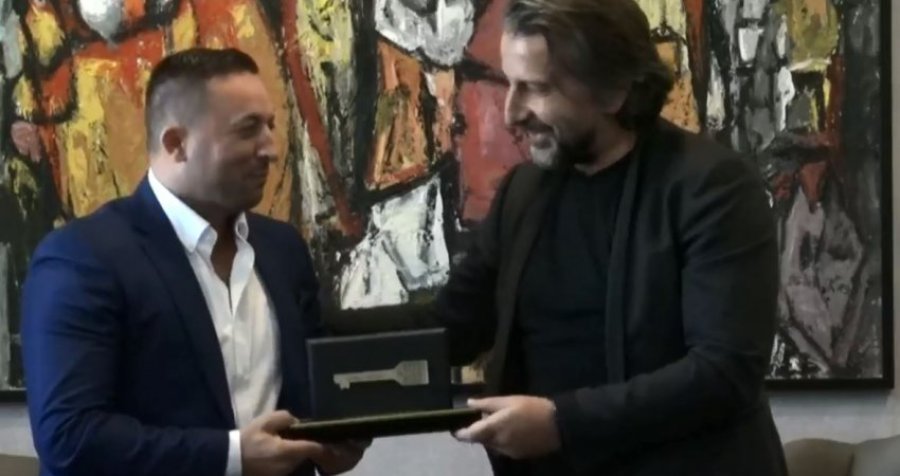 Rama ia dhuron Mehajt “Çelësin e Qytetit”