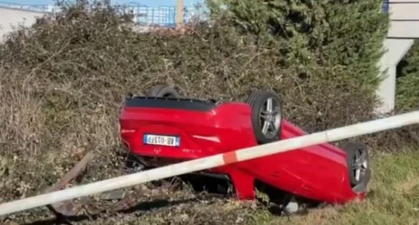 Dy vajza aksidentojnë veturën me qira dhe largohen