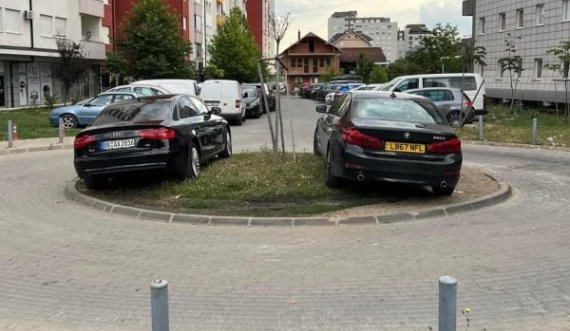 Dy mërgimtarë parkojnë veturat në këtë mënyrë në Prishtinë