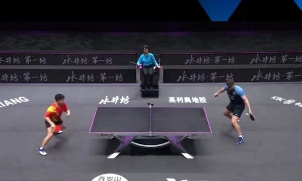 Goditje “e dyfishtë” e topit, pika më e pabesueshme e fituar ndonjëherë në pingpong