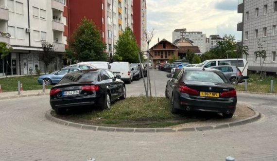 Dy mërgimtarë i parkojnë veturat në Prishtinë si në 'bahçe të babës'