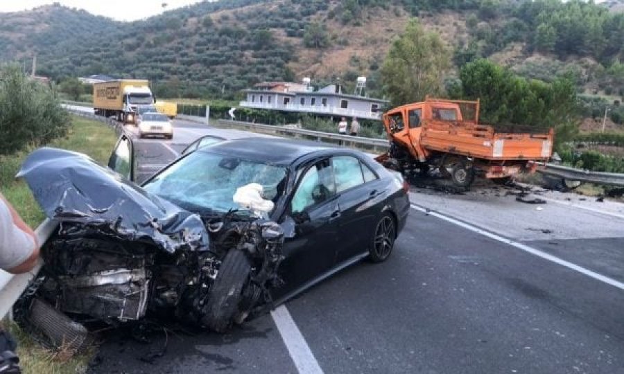 Aksident i rëndë në fshatin Papër, përplasen veturat, lëndohen katër persona