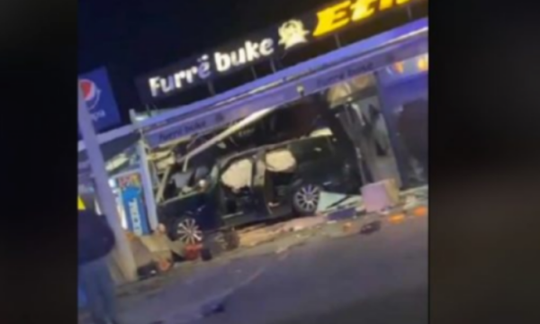 Pamje: Kështu u fut “Range Roveri” brenda furrës në Çagllavicë