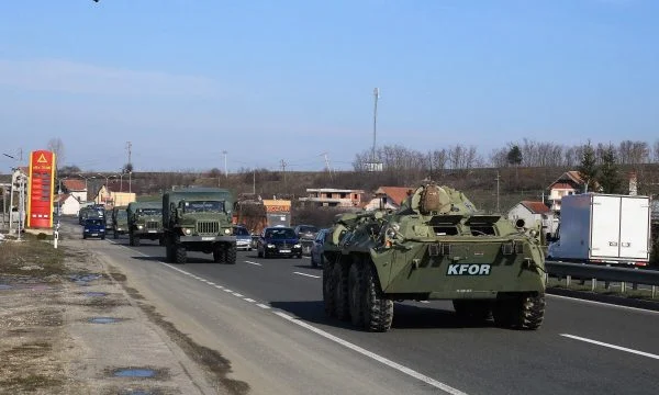 Lëvizje të shtuar të trupave dhe automjeteve, KFOR-i i këshillon shoferët kosovarë të jenë të vëmendshëm