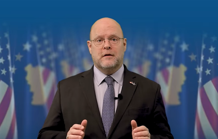 Hovenier kërkon që mos të kushtëzohet heqja e ndalesës për mallrat serbe me heqjen e masave të BE’së