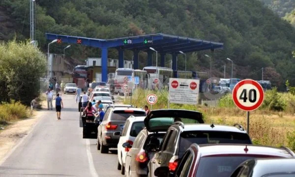 Deri në pesë orë pritje për të dalë nga Kosova