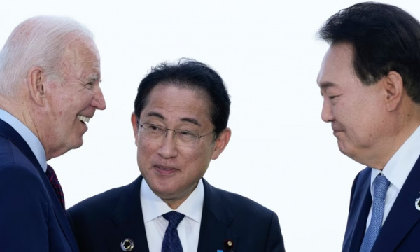Biden takohet me udhëheqësit e Japonisë dhe Koresë së Jugut