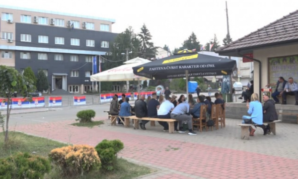 Zëvendësministri sërish në Komunën e Leposaviqit, mblidhen sërish disa serbë
