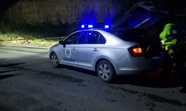 Godet policin me veturë dhe ia mbath, shkëmbim zjarri mes policisë dhe të dyshuarit për kontrabandë në veri