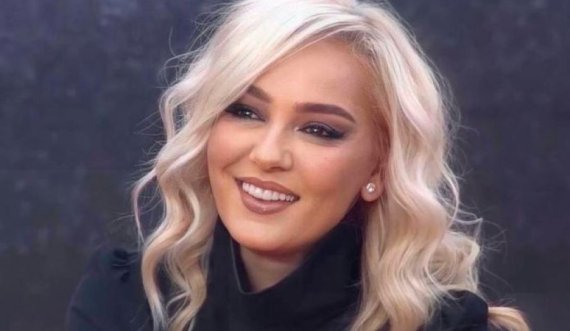 Monika si vajzë e re, pozon me bikini