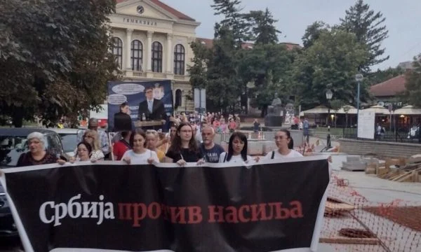 Profesori serb në protestë: Vuçiq po ndërton një model të jetës së dhunshme në Serbi, qeveria ka 10 vjet që na torturon mendjen