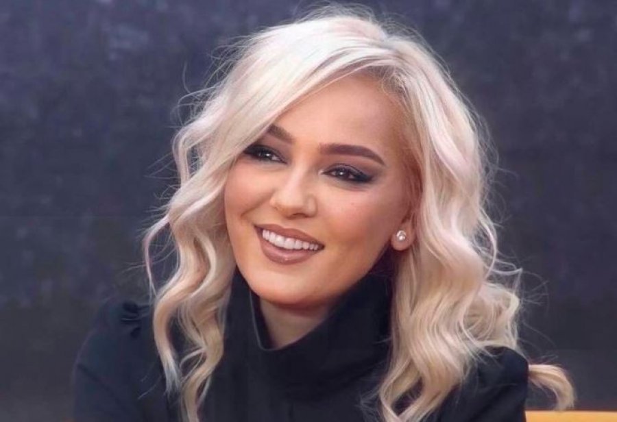 Monika si vajzë e re, pozon me bikini