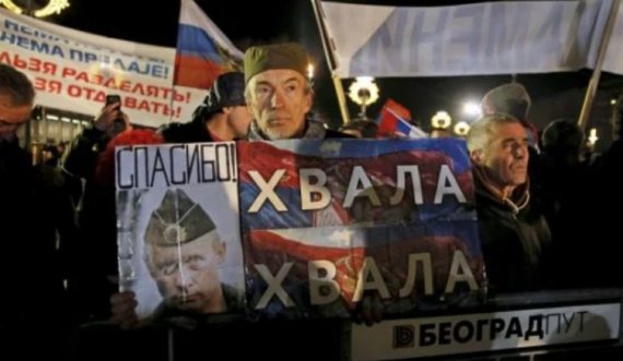 Në Rusi ngriten flamuj serbë dhe mesazhe si 'kur ushtria të kthehet në Kosovë'