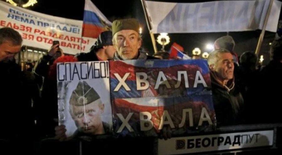 Në Rusi ngriten flamuj serbë dhe mesazhe si 'kur ushtria të kthehet në Kosovë'