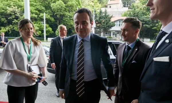 E konfirmon Qeveria: Kurti udhëton për në Athinë, do të realizojë edhe takime