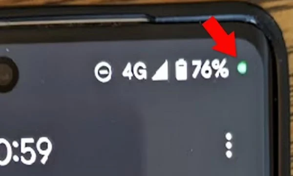 A e keni vënë re një dritë jeshile në telefonin tuaj? Ja se çfarë do të thotë