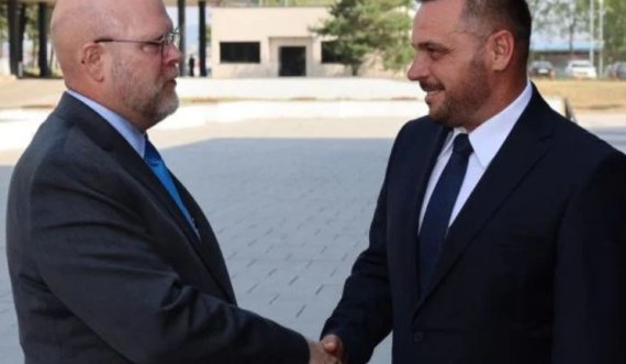 Hovenier takohet me ministrin e ri të Mbrojtjes Maqedoncin
