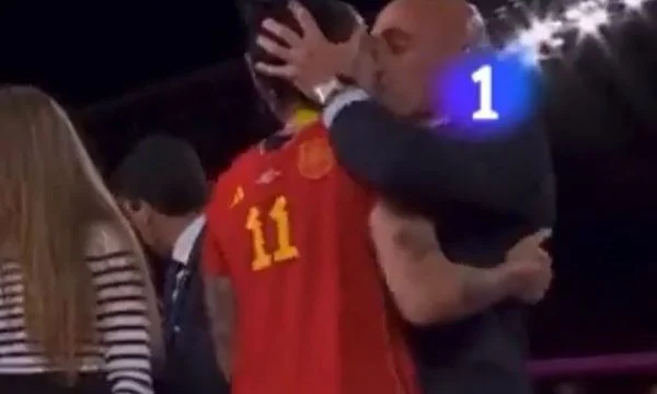 Presidenti i Federatës spanjolle e puth në buzë futbollisten