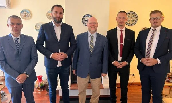 Hovenier takon përfaqësues opozitarë të Listës Srpska