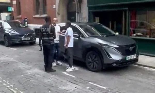 Guardiola gjobitet për parkim të gabuar të veturës, policëve ua jep një përgjigje epike