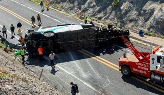 Autobusi përpaset me kamionin e mallrave