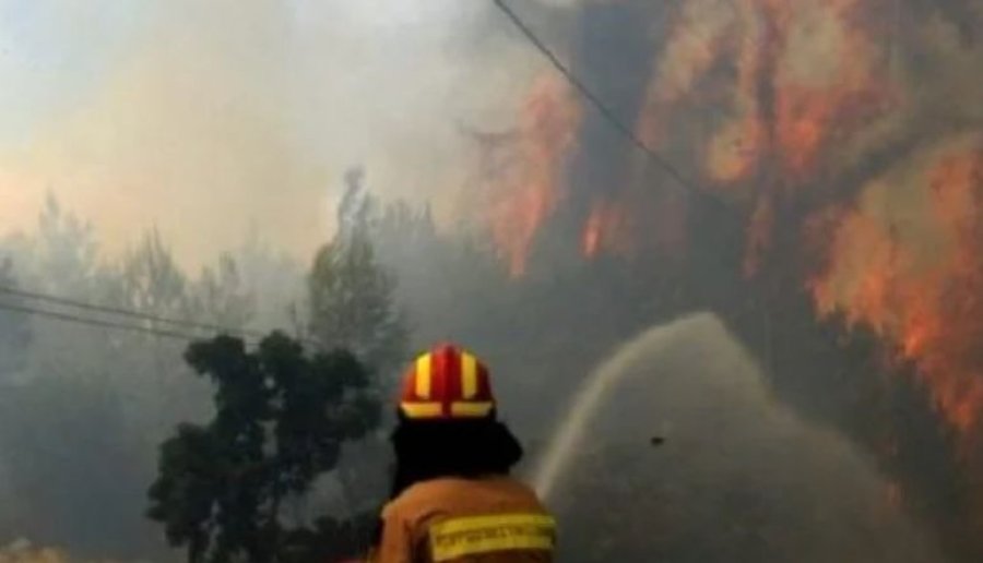 Zjarrfikësit shqiptarë shpëtojnë nga flakët disa emigrantë