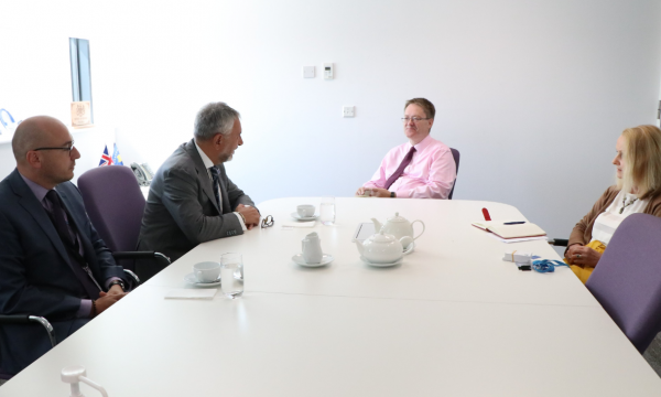 Ambasadori britanik takohet me shefin e EULEX-it,  diskutojnë për situatën në Veri