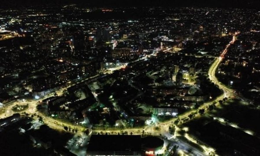 Unaza e Prishtinës dje u ndriçua për herë të parë me sistemin e mençur 