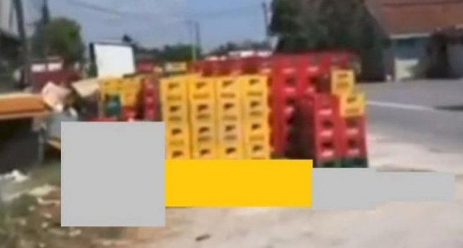 Gjobitet pronari që bllokoi rrugën me kiste të lëngjeve
