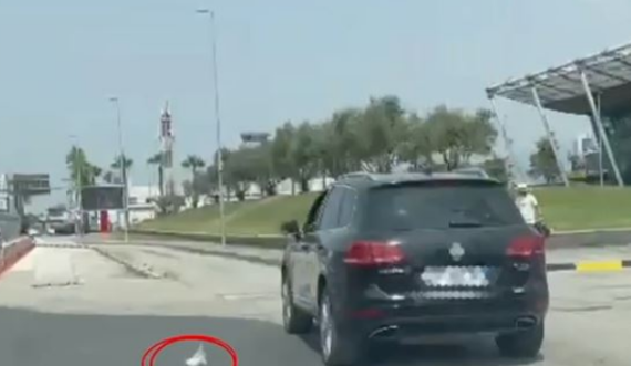 Hodhi nga dritarja e veturës mbeturina në rrugë, kjo i kushtoi shumë shtrenjtë shoferit në Tiranë