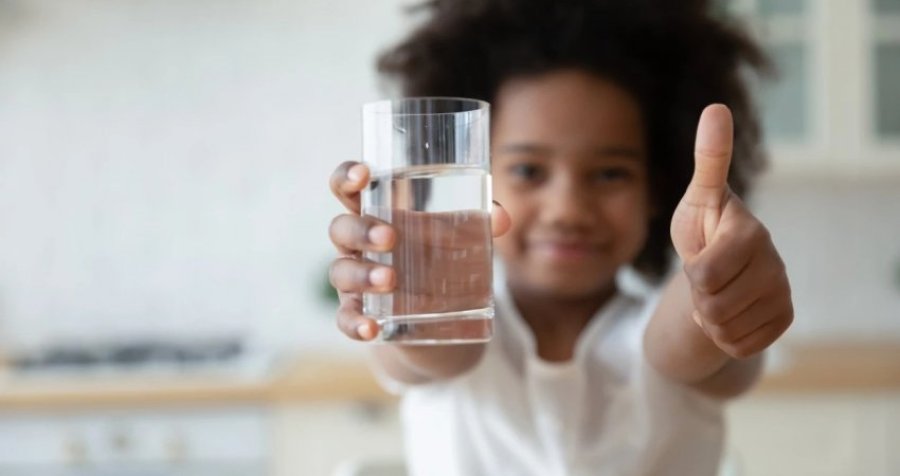 Mësoni se sa gota ujë duhet të pini brenda ditës?