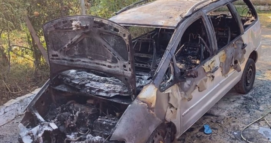 29 vjeçarit ja djegin veturën në oborrin e shtëpisë në fshatin Halil