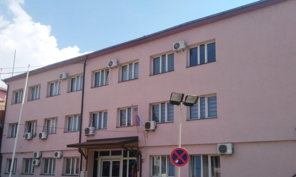 Ambasada franceze në Prishtinë kundër urdhrit të Erden Atiq për ndërtesën në Veri, shpërndan deklaratën e Stanos