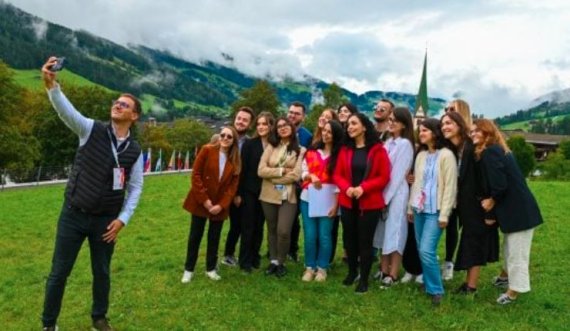 Presidentja Osmani i takon disa studentë shqiptarë në Austri