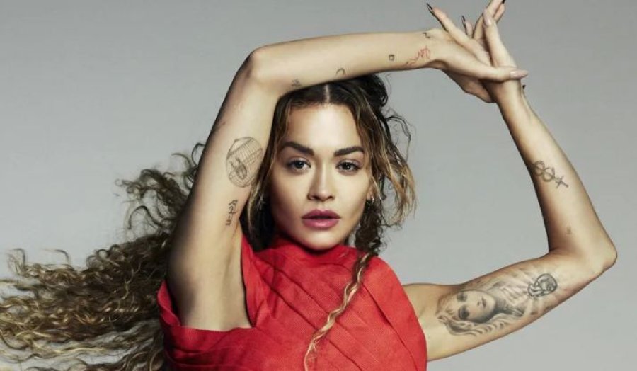 Rita Ora tejet tërheqëse, pozon për kopertinën e revistës së njohur