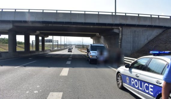 Shoferi lëvizi në kahje të kundërt të Autostradës, vozitësi e pëson keq nga Policia e Kosovës me këtë gjobë