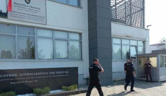Avokati kosovar: Zyrtarët e arrestuar në MINT, është dashur të pezullohen të nesërmen pas arrestimit