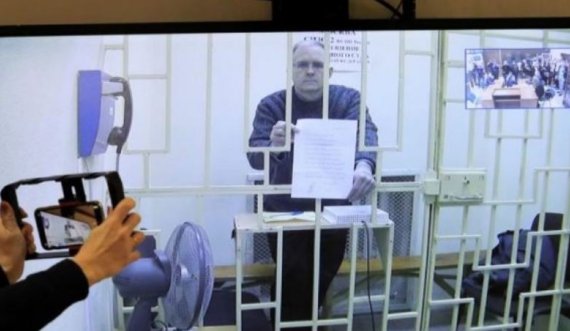 Amerikani i burgosur Paul Whelan shfaqet duke punuar në një makinë qepëse