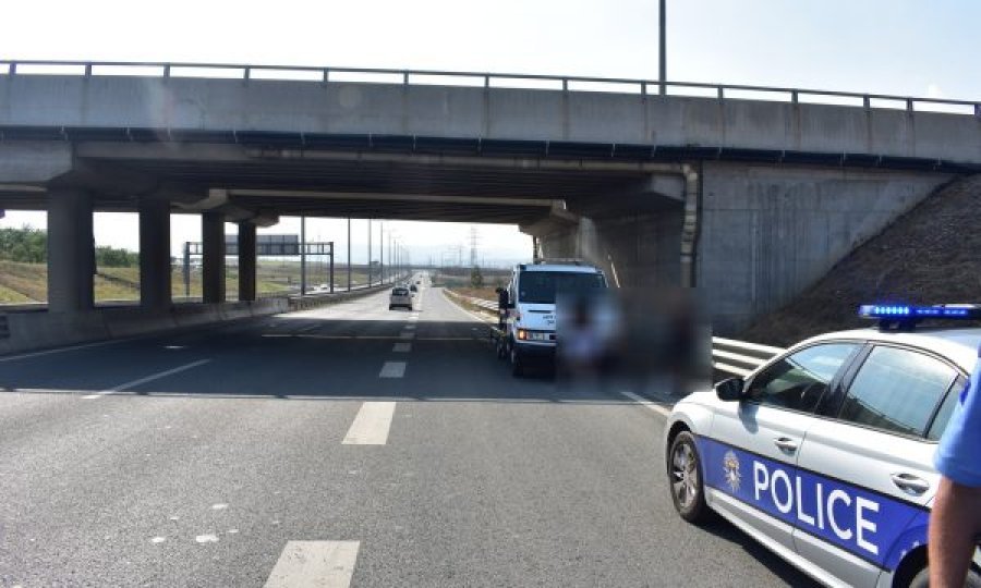 Shoferi lëvizi në kahje të kundërt të Autostradës, vozitësi e pëson keq nga Policia e Kosovës me këtë gjobë