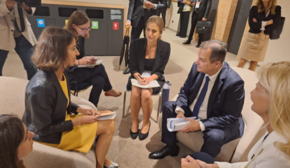 Sekretarja për Çështje Evropiane e Francës i kërkon Daçiqit përkushtim për normalizim e raporteve me Kosovën