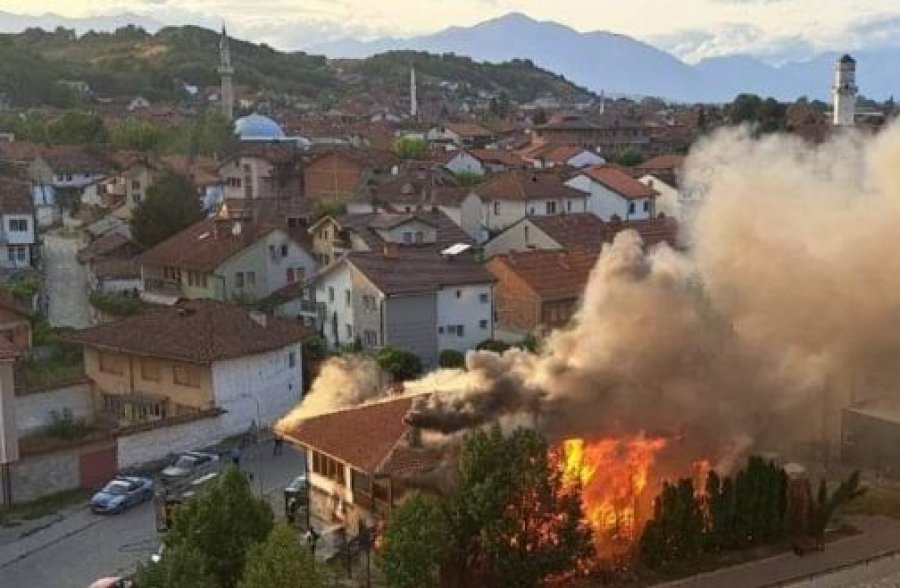 Përfshihet nga flakët 'Muzeu i Muzikës' në Gjakovë