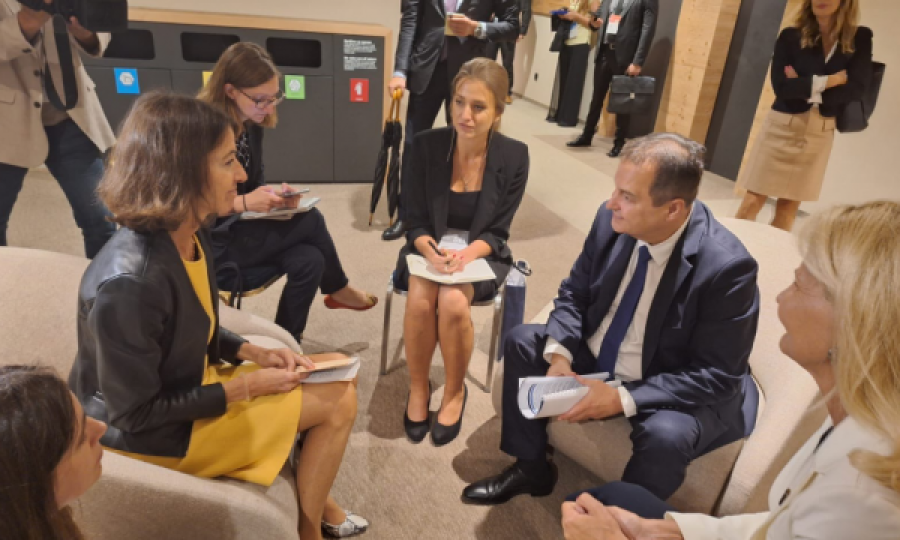 Sekretarja për Çështje Evropiane e Francës i kërkon Daçiqit përkushtim për normalizim e raporteve me Kosovën