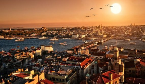 Stambolli ndalon konsumimin e alkoolit në hapësira publike, kaq është gjoba për shkelësit e vendimit