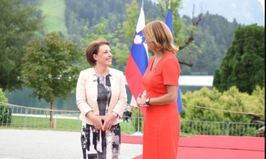 Sekretarja e Francës për Evropë s’e takoi veç Donika Gërvallën, a po eshpërfaq i Forumi në Slloveni zolimin e Kosovës?
