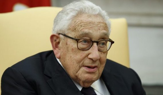 Kissinger fillimisht kishte mbështetur sulmet e NATO’s ndaj Beogradit, pastaj kishte kritikuar angazhimin ushtarak amerikan