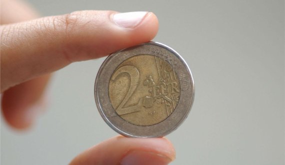 Kosova në hall me 2€ false, BQK tregon si të verifikohen monedhat e falsifikuara