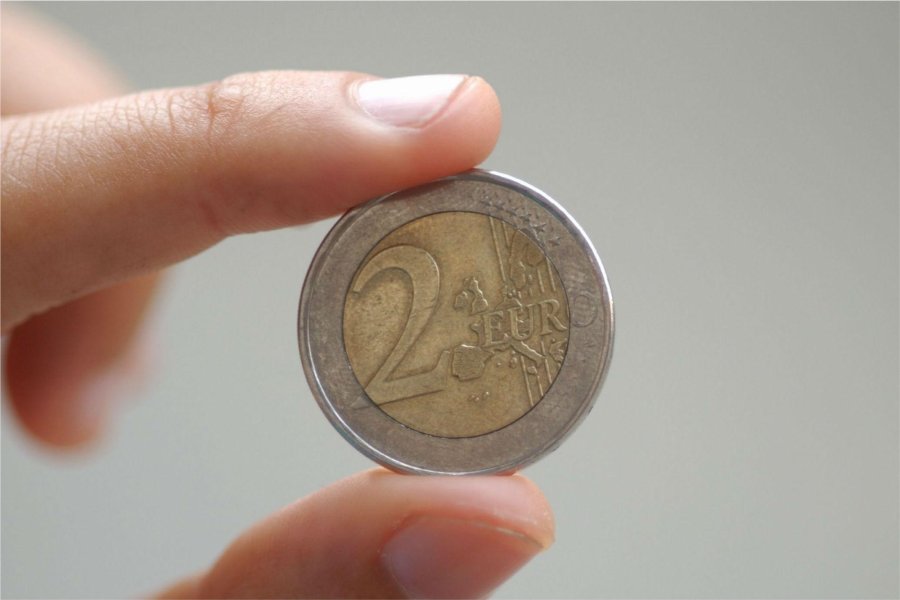 Kosova në hall me 2€ false, BQK tregon si të verifikohen monedhat e falsifikuara