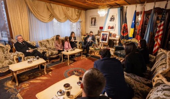 Abdixhiku te familja Rugova me rastin e ditëlindjes së ish-presidentit, veçon ëmbëlsirën e preferuar të themeluesit të LDK-së