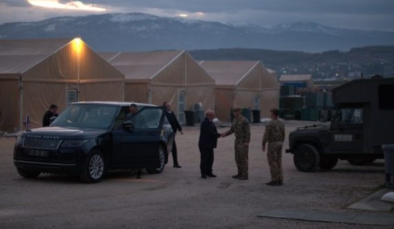 Peach përmbyll vizitën në Kosovë duke vizituar ushtarët britanikë që erdhën së fundi