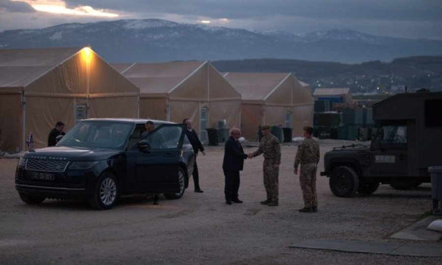 Peach përmbyll vizitën në Kosovë duke vizituar ushtarët britanikë që erdhën së fundi